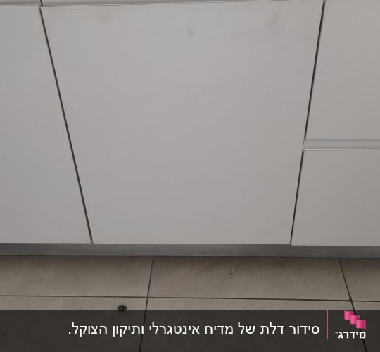 כלי עבודה על משטח מטבח עם מקדחה ומטלית